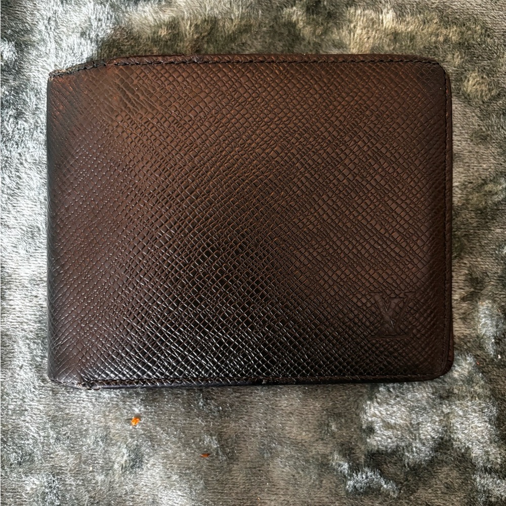 💎AUTHENTIC💎 LOUIS VUITTON Green Taiga Leather Men’s Bi-fold Wallet w/dust bag